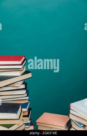 Stapel von Büchern für die Lehre Wissen der Universitätsbibliothek grünen Hintergrund Stockfoto