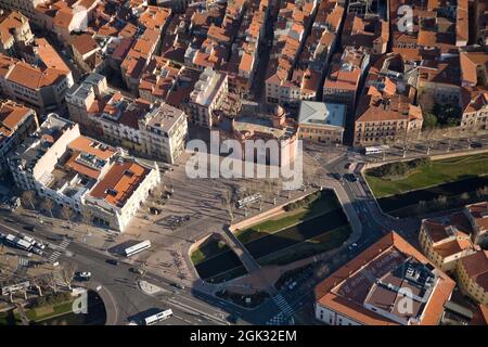 FRANKREICH. PYRENEES-ORIENTALES (66) LUFTAUFNAHME VON PERPIGNAN. LA BASSE DOCK UND DAS CASTILLET (ALTES GEFÄNGNIS UND EMBLEM DER STADT) Stockfoto