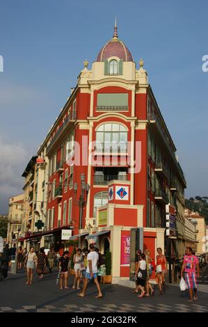 NIZZA, FRANKREICH - 13. Aug 2011: Eine malerische Aussicht auf Menschen, die auf den Straßen vor der Massena in Nizza, Frankreich, spazieren Stockfoto