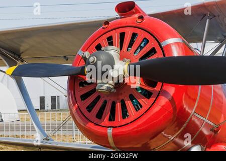 Propeller und Motor eines historischen roten Oldtimer-Flugzeugs Stockfoto