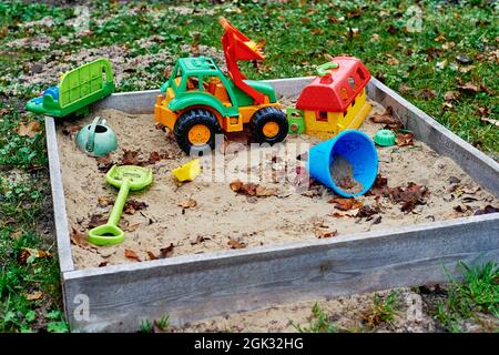 Vergessenes Spielzeug im Sandkasten draußen. Kinderspielplatz im Freien Stockfoto