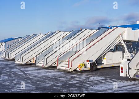 Viele Passagierleitern in einer Reihe Flughafen Stockfoto