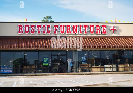 Humble, Texas USA 11-20-2019: Rustikale Möbel Plus Store Exterior in Humble, TX mit leerem Parkplatz im Vordergrund. Stockfoto