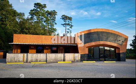 Humble, Texas USA 11-20-2019: Rusty Nail Bar and Grill Exterior in Humble, TX. Rustikale Bar in der Nachbarschaft, erbaut 2019. Stockfoto