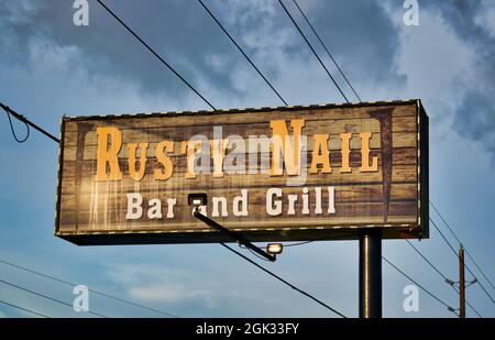 Humble, Texas USA 11-20-2019: Rusty Nail Bar and Grill Road Sign in Humble, TX. Stockfoto