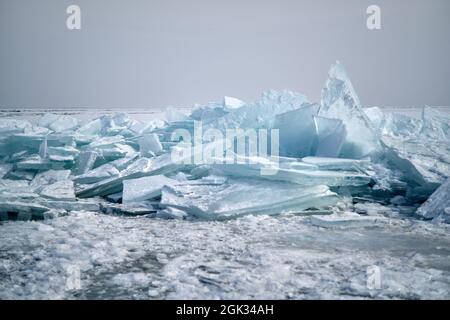 Die Eisblöcke am Kapchagai-See, Kasachstan Stockfoto