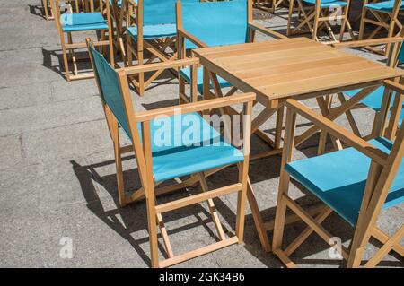 Restaurantterrasse in der Innenstadt mit klappbaren Leinenstühlen. Terrassenrestaurant, Möbelkonzept Stockfoto