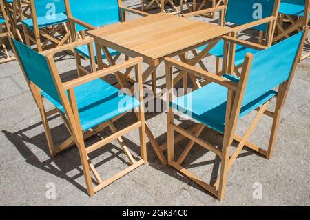 Restaurantterrasse in der Innenstadt mit klappbaren Leinenstühlen. Terrassenrestaurant, Möbelkonzept Stockfoto