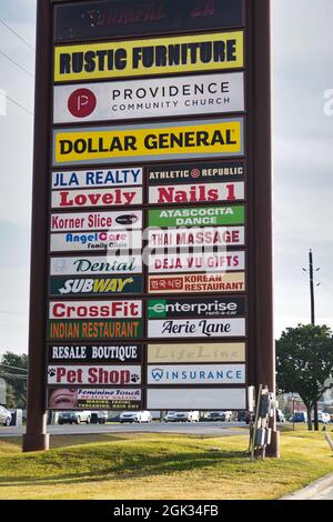 Humble, Texas USA 11-20-2019: Vertikaler Wegweiser, der viele lokale Unternehmen in einem Einkaufszentrum in Humble, TX, anwirbt. Stockfoto