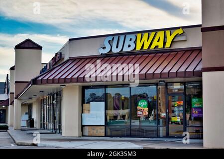 Humble, Texas USA 11-20-2019: Außenansicht der Subway-Kette in Humble, TX. Stockfoto