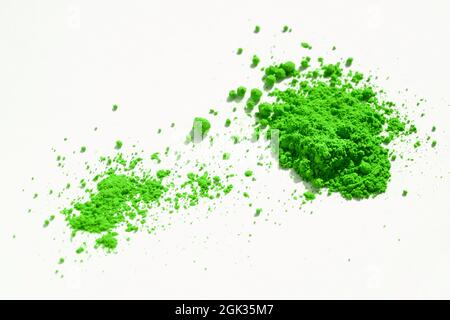 Nahaufnahme eines Teils des grünen Pigments, das auf Weiß isoliert ist. Das Pigment kann als Basis für Make-up verwendet oder mit Leinöl gemischt werden, um Ölfarbe zu machen Stockfoto