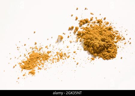 Nahaufnahme eines Teils des gelben br-Pigments, das auf Weiß isoliert ist. Das Pigment kann als Basis für Make-up verwendet oder mit Leinöl gemischt werden, um Ölfarbe zu machen Stockfoto