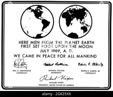 (Juli 1969) --- Dies ist eine Nachbildung der Gedenktafel, die die Apollo-11-Astronauten zum Gedenken an das historische Ereignis auf dem Mond hinterlassen werden. Die Plaque ist aus Edelstahl gefertigt, neun mal sieben und fünf Achtel Zoll groß und ein Sechzehntel Zoll dick. Die Plakette wird an der Leiter der Fahrwerksstrebe auf der Abstiegsstufe der Apollo 11 Lunar Module (LM) befestigt. Die Plaque wird während des Fluges mit einem dünnen Edelstahlblech bedeckt, das auf der Mondoberfläche entfernt wird. Stockfoto