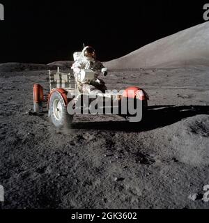 (11 Dezember 1972) - - - Astronaut Eugene Cernan A., Commander, macht eine kurze Kasse der Lunar Roving Vehicle (LRV) Im ersten Teil des ersten Apollo 17 Extra Vehicular Activity (EVA) der Taurus-Littrow Landeplatz. Diese Ansicht der unten Ausgelöst' LRV vor dem Laden. Ausrüstung später auf den Boden der LRV-Baugruppe, die Lunar Communications, Relais, Hi-Gain Antenne, Antenne, aft Werkzeugpalette, Lunar Werkzeuge und wissenschaftliche Ausrüstung enthalten. Dieses Photo wurde von Wissenschaftler getroffen - Astronaut Harrison H. Schmitt, Lunar Module Pilot. Der Berg Stockfoto