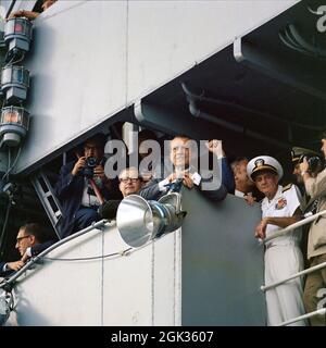 (24. Juli 1969) --- Präsident Richard M. Nixon fotografierte auf dem Deck der USS Hornet, dem primären Rückgewinnungsschiff für die Mondlandemission Apollo 11, das auf die Ankunft der Apollo 11-Besatzung wartete. Apollo 11 spritzte am 24. Juli 1969 um 11:40 Uhr (EDT), etwa 812 Seemeilen südwestlich von Hawaii, nieder. Stockfoto