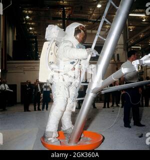 (18. April 1969) --- der geeignete Astronaut Neil A. Armstrong, der eine Extravehicular Mobility Unit (EMU) trägt, nimmt am 18. April 1969 an der Schulung zur Simulation der Mondoberfläche in Gebäude 9, Manned Spacecraft Center (MSC) Teil. Armstrong ist der Hauptbesatzungskommandeur der Mondlandemission Apollo 11. Hier steht er auf dem Mockup-Fußpolster der Mondlandefähre (LM) und bereitet sich auf den Aufstieg vor Stockfoto