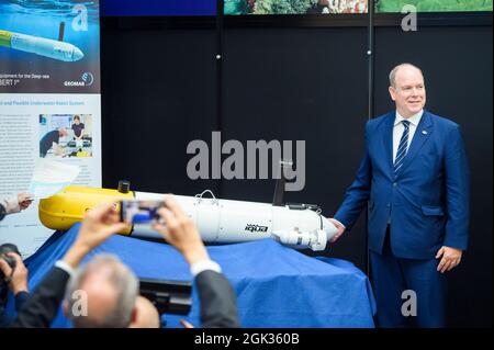 Kiel, Deutschland. September 2021. Prinz Albert II. Von Monaco, der regierende Prinz von Monaco und Leiter der Grimaldi-Familie, enthüllt während seines Besuchs im GEOMAR Helmholtz-Zentrum für Ozeanforschung während der Kieler Woche ein neues autonomes Unterwasserfahrzeug namens „Albert I de Monaco“. Quelle: Gregor Fischer/dpa/Alamy Live News Stockfoto