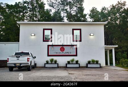 Humble, Texas USA 11-20-2019: Taco Flores Mexikanisches Restaurant, Schaufenster und Parkplatz in Humble, TX. Stockfoto