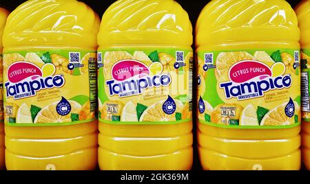 Houston, Texas USA 06-12-2020: Tampico-Flaschen aus Citrus-Punsch-Kunststoff auf einem Supermarktregal in Houston TX aufgereiht, Nahaufnahme. Stockfoto