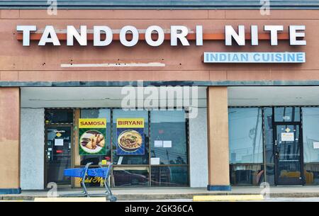 Houston, Texas USA 03-25-2020: Indisches Restaurant und Buffet Tandoori Nite in Houston, TX. Traditionelle indische Küche mit einem Lehmofen. Stockfoto