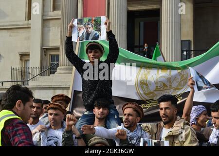 Eine Gruppe afghanischer Männer am Trafalgar Square demonstrierte ihre Unterstützung für den Führer der Panjshir-Widerstandskräfte Ahmad Massoud. Stockfoto