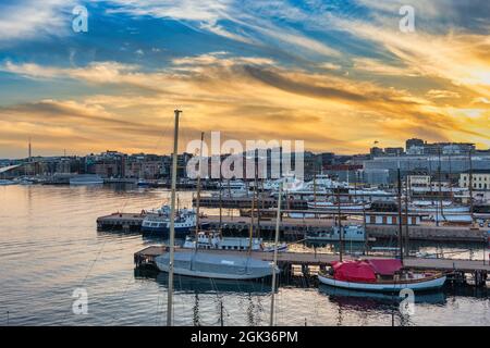 Oslo Norwegen, Skyline der Stadt bei Sonnenuntergang am Hafen Stockfoto