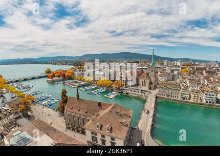 Zürich Schweiz, Skyline von Grossmunster aus mit Blick auf die Stadt und Herbstlaub Stockfoto