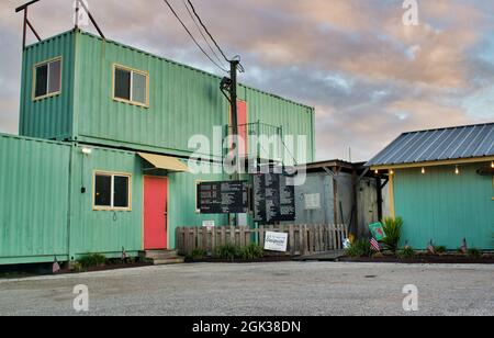 Humble, Texas USA 09-26-2019: Das Restaurant in Humble, TX. Gebaut aus türkisfarbenen Frachtcontainern im Jahr 2012. Stockfoto