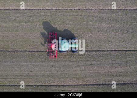 Traktor Pflüge Feld im Frühjahr, Schleswig-Holstein, Deutschland Stockfoto