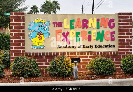 Humble, Texas USA 01-01-2020: Brick Sign für die Learning Experience Academy of Early Education in Humble, TX. Stockfoto