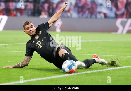 Leipzig, Deutschland. September 2021. Fußball: Bundesliga, RB Leipzig - FC Bayern München, Matchday 4, in der Red Bull Arena. Der Münchner Lucas Hernández rettet einen Ball vor der Touchline. Kredit: Jan Woitas/dpa-Zentralbild/dpa - WICHTIGER HINWEIS: Gemäß den Bestimmungen der DFL Deutsche Fußball Liga und/oder des DFB Deutscher Fußball-Bund ist es untersagt, im Stadion und/oder vom Spiel aufgenommene Fotos in Form von Sequenzbildern und/oder videoähnlichen Fotoserien zu verwenden oder zu verwenden./dpa/Alamy Live News Stockfoto