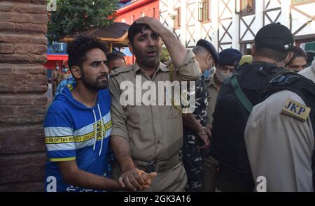 Srinagar. September 2021. Emotionale Szenen während der Kranzniederlegung des Polizisten, der von Militanten getötet wurde. Ein Polizeibeamter wurde bei einem militanten Angriff auf Khanyar getötet. Der als Arshid Ahmad identifizierte SI war ein Bewohner von Kulmuna Kupwara. Das Gebiet wurde abgesperrt und eine Jagd gestartet, um die Angreifer zu verhaften. Kredit: Majority World CIC/Alamy Live Nachrichten Stockfoto