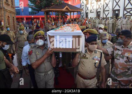 Srinagar. September 2021. Emotionale Szenen während der Kranzniederlegung des Polizisten, der von Militanten getötet wurde. Ein Polizeibeamter wurde bei einem militanten Angriff auf Khanyar getötet. Der als Arshid Ahmad identifizierte SI war ein Bewohner von Kulmuna Kupwara. Das Gebiet wurde abgesperrt und eine Jagd gestartet, um die Angreifer zu verhaften. Kredit: Majority World CIC/Alamy Live Nachrichten Stockfoto