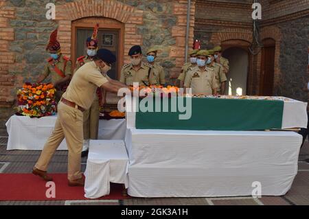 Srinagar. September 2021. Emotionale Szenen während der Kranzniederlegung des Polizisten, der von Militanten getötet wurde. Ein Polizeibeamter wurde bei einem militanten Angriff auf Khanyar getötet. Der als Arshid Ahmad identifizierte SI war ein Bewohner von Kulmuna Kupwara. Das Gebiet wurde abgesperrt und eine Jagd gestartet, um die Angreifer zu verhaften. Kredit: Majority World CIC/Alamy Live Nachrichten Stockfoto