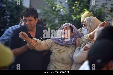 Srinagar. September 2021. Emotionale Szenen während der Kranzniederlegung des Polizisten, der von Militanten getötet wurde. Ein Polizeibeamter wurde bei einem militanten Angriff auf Khanyar getötet. Der als Arshid Ahmad identifizierte SI war ein Bewohner von Kulmuna Kupwara. Das Gebiet wurde abgesperrt und eine Jagd gestartet, um die Angreifer zu verhaften. Kredit: Majority World CIC/Alamy Live Nachrichten Stockfoto