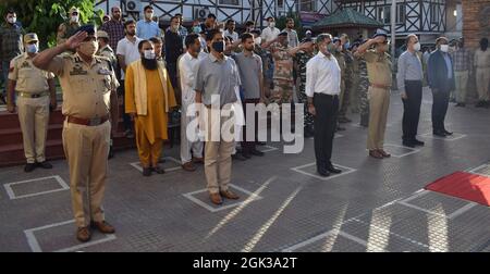 Srinagar. September 2021. Emotionale Szenen während der Kranzniederlegung des Polizisten, der von Militanten getötet wurde. Ein Polizeibeamter wurde bei einem militanten Angriff auf Khanyar getötet. Der als Arshid Ahmad identifizierte SI war ein Bewohner von Kulmuna Kupwara. Das Gebiet wurde abgesperrt und eine Jagd gestartet, um die Angreifer zu verhaften. Kredit: Majority World CIC/Alamy Live Nachrichten Stockfoto