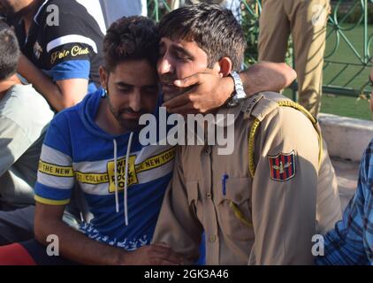 Srinagar. September 2021. Emotionale Szenen während der Kranzniederlegung des Polizisten, der von Militanten getötet wurde. Ein Polizeibeamter wurde bei einem militanten Angriff auf Khanyar getötet. Der als Arshid Ahmad identifizierte SI war ein Bewohner von Kulmuna Kupwara. Das Gebiet wurde abgesperrt und eine Jagd gestartet, um die Angreifer zu verhaften. Kredit: Majority World CIC/Alamy Live Nachrichten Stockfoto