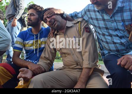 Srinagar. September 2021. Emotionale Szenen während der Kranzniederlegung des Polizisten, der von Militanten getötet wurde. Ein Polizeibeamter wurde bei einem militanten Angriff auf Khanyar getötet. Der als Arshid Ahmad identifizierte SI war ein Bewohner von Kulmuna Kupwara. Das Gebiet wurde abgesperrt und eine Jagd gestartet, um die Angreifer zu verhaften. Kredit: Majority World CIC/Alamy Live Nachrichten Stockfoto