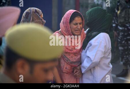 Srinagar. September 2021. Emotionale Szenen während der Kranzniederlegung des Polizisten, der von Militanten getötet wurde. Ein Polizeibeamter wurde bei einem militanten Angriff auf Khanyar getötet. Der als Arshid Ahmad identifizierte SI war ein Bewohner von Kulmuna Kupwara. Das Gebiet wurde abgesperrt und eine Jagd gestartet, um die Angreifer zu verhaften. Kredit: Majority World CIC/Alamy Live Nachrichten Stockfoto