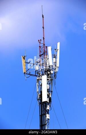 Telefonturm, Internetsignal mit Himmel im Hintergrund, das Signal in der Stadt ausstrahlt Stockfoto
