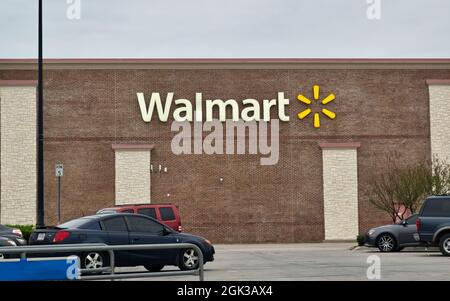 Humble, Texas USA 01-01-2020: Walmart Supercenter Außenansicht in Humble, TX mit Fahrzeugen auf dem Parkplatz Stockfoto