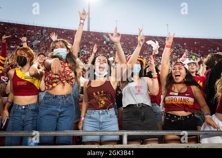 Die südkalifornischen Trojaner-Fans jubeln während eines NCAA-Fußballspiels zwischen den südkalifornischen Trojanern und dem Stanford Cardinal. Der Kardinal def Stockfoto