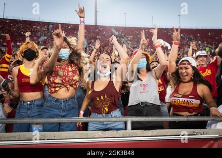 Die südkalifornischen Trojaner-Fans jubeln während eines NCAA-Fußballspiels zwischen den südkalifornischen Trojanern und dem Stanford Cardinal. Der Kardinal def Stockfoto