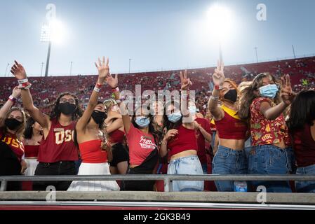 Die südkalifornischen Trojaner-Fans jubeln während eines NCAA-Fußballspiels zwischen den südkalifornischen Trojanern und dem Stanford Cardinal. Der Kardinal def Stockfoto