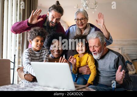 Porträt einer glücklichen multigenerationalen multiethnischen Familie zu Hause. Stockfoto