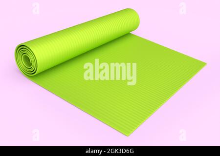 Grüne Yogamatte oder leichte Camping-Bett-Rollauflage aus Schaumstoff, isoliert auf Rosa. Stockfoto