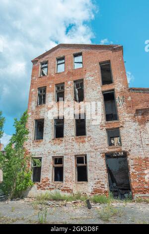 Alte eingestürzte rote Ziegelfabrik, Bobruisk. Stockfoto