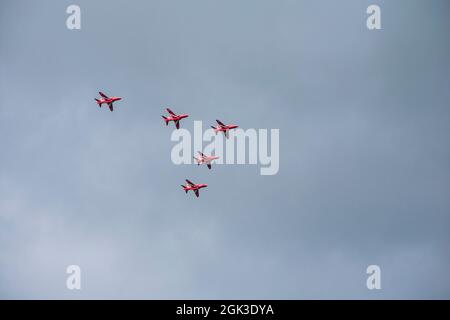 Rote Pfeile fliegen in Formation über Ullswater auf dem Weg zum Great North Run, Lake District, Cumbria Stockfoto