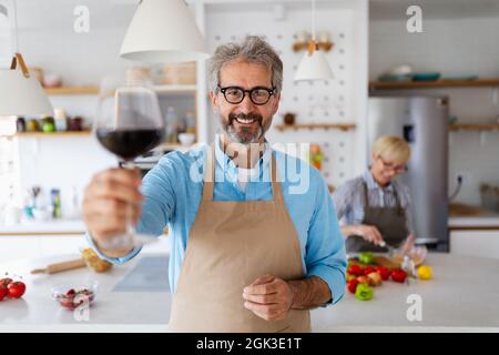 Ältere Paar Spaß haben, Kochen in der heimischen Küche Stockfoto