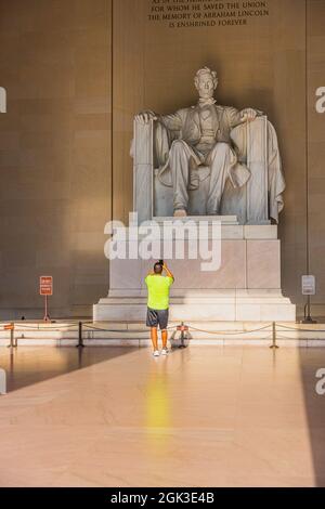 WASHINGTON DC, USA - 14. AUGUST 2021: Ein Tourist steht vor der riesigen Statue von Abraham Lincoln am Lincoln Memorial, Washington DC. Stockfoto